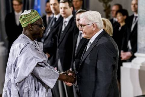 Themen der Woche Frank-Walter Steinmeier, SPD, Bundespraesident, empfangt den Botschafter des Tschad, Abdoulaye Senoussi Mahamat, beim Neujahrsempfang fuer die in Deutschland akkreditieren Botschafter beim Bundespraesident in Schloss Bellevue Berlin, 11.01.2018. Berlin Deutschland