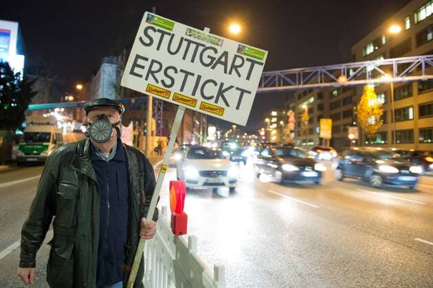Themen der Woche Demonstration - Giftfrei atmen in Stuttgart Demonstration unter dem Thema Giftfrei atmen in Stuttgart! Vergleich umsetzen - jetzt statt. An der Neckartrasse, bundesweit die höchsten Feinstaubbelastung. Das Land Baden-Württemberg umgeht den gerichtlichen Vergleich der ab 2018 die extrem hohe Schadstoffbelastung hier reduziereren soll, rund 300 Protestanten von der Deutschen Umwelthilfe, Robin Wood und der Bürgerinitiative Neckartor protestierten dagegen. Stuttgart Baden-Württemberg Deutschland Neckartor