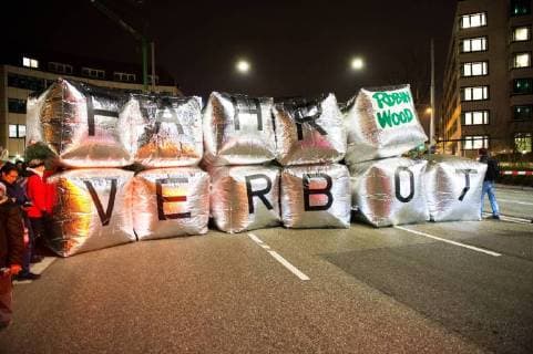 Themen der Woche Demonstration - Giftfrei atmen in Stuttgart Demonstration unter dem Thema Giftfrei atmen in Stuttgart! Vergleich umsetzen - jetzt statt. An der Neckartrasse, bundesweit die höchsten Feinstaubbelastung. Das Land Baden-Württemberg umgeht den gerichtlichen Vergleich der ab 2018 die extrem hohe Schadstoffbelastung hier reduziereren soll, rund 300 Protestanten von der Deutschen Umwelthilfe, Robin Wood und der Bürgerinitiative Neckartor protestierten dagegen. Stuttgart Baden-Württemberg Deutschland Neckartor