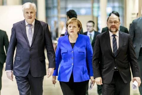 Themen der Woche Bilder des Tages Horst Seehofer, Ministerpraesident von Bayern und CSU Parteivorsitzender, Bundeskanzlerin Angela Merkel, CDU, und Martin Schulz, Parteivorsitzender der SPD, geben im Willy-Brandt-Haus die Ergebnisse der Sondierungsgespraeche bekannt. Berlin, 12.01.2018. Berlin Deutschland