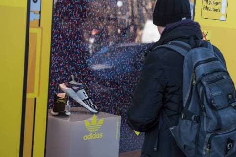 Themen der Woche Bilder des Tages Berlin Adidas-BVG-Turnschuh Adidas-BVG-Turnschuh. Jugendliche warten am Montagmorgen den 15. Januar auf den Verkauf des Adidas-BVG-Turnschuh Sneaker EQT Support 93 , der am Dienstag den 16. Januar 2018 ab 10.00 Uhr in Berlin in einer limitierten Auflage von 500 Stueck verkauft wird. Manche der Jugendlichen sind bereits seit Sonntagabend 21.00 Uhr vorort, andere sind ueber 600 Km aus NRW angereist um den Turnschuh, der auch als Jahreskarte der Berliner Verkehrsbetriebe gueltig ist, fuer 180,- Euro zu kaufen. 15.1.2018, Berlin