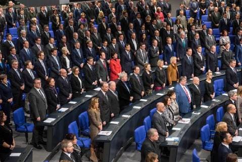 Themen der Woche Politik Staatsakt fuer Philipp Jenninger Staatsakt fuer den am 4. Januar 2018 verstorbenen ehemaligen Bundestagspraesident Dr. Philipp Jenninger am Donnerstag den 17. Januar 2018 im Deutschen Bundestag. Im Bild: Die Abgeorndeten des Deutschen Budnestag und Trauergaeste singen zum Abschluss des Staatsakt die Nationalhymne. 18.1.2018, Berlin