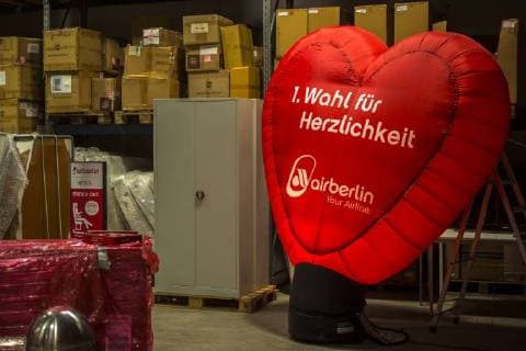 Themen der Woche Verschiedene Devotionalien aus dem Bestand von Air Berlin werden in einer Lagerhalle in Essen präsentiert. Das Hamburger Auktionshaus Dechow hat zur Besichtigung des Air-Berlin-Inventars eingeladen. Die Versteigerung dauert zwei Wochen Air Berlin Versteigerung