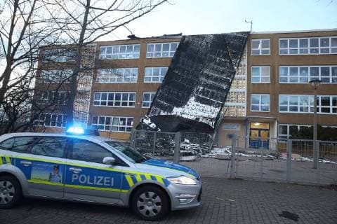 Themen der Woche 18.01.2018 Sturm Orkan Friederike Halle Saale Sturmschäden heruntergewehtes Dach der Grundschule Am Ludwigsfeld