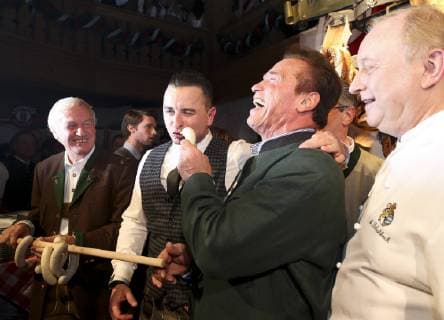 Themen der Woche KITZBUEHEL,AUSTRIA,19.JAN.18 - ALPINE SKIING - FIS World Cup, men, Hahnenkamm-race, side events, Weisswurstparty. Image shows Patrick Schwarzenegger, Balthasar Hauser (Stanglwirt), Andreas Gabalier, Arnold Schwarzenegger and Alfons Schubeck.