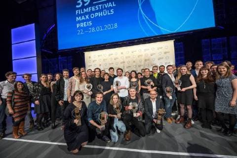 Entertainment Bilder der Woche Themen der Woche Das 39. Max Ophüls Filmfestival endet am Samstag mit der großen Preisverleihung im Saarbrücker E-Werk. Im Bild: Die Gewinner und Laudatoren des diesjährigen Max Ophüls Preises bei Ihrem Gruppenfoto.