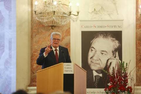 Themen der Woche Bilder des Tages Gauck mit Carlo-Schmid Preis geehrt Mannheim. 03.02.18 Schloss. Alt-Bundespräsident Joachim Gauck (78) ist in Mannheim mit dem Preis der SPD-nahen Carlo-Schmid-Stiftung ausgezeichnet worden. Gauck werde unter anderem als Brückenbauer zwischen Ost und West in Deutschland und Europa geehrt, begründete die Stiftung mit Sitz in Stuttgart am Samstag. Stiftungschef Siegmar Mosdorf überreichte Gauck die Auszeichnung am Samstag bei einer Feierstunde im Mannheimer Schloss. Die Laudatio hielt der ehemalige Kulturstaatsminister Julian Nida-Rümelin. - , Mannheim Baden-Württemberg Deutschland