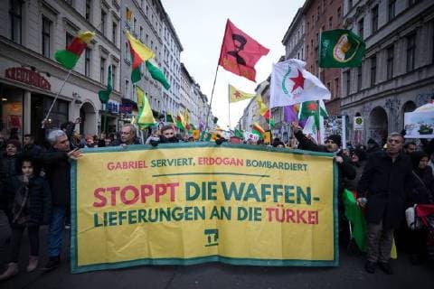 Themen der Woche Bilder des Tages Protest Afrin Mehrere tausend Menschen demonstrieren in Berlin gegen die Angriffe des türkischen Militärs auf die syrische Stadt Afrin. Die Türkei geht militärisch gegen die kurdischen Militaereinheiten JPG und YPJ vor, welche mit Unterstütung der USA gegen die islamistischen Terroristen des sogenannten Islamischen Staat vorgehen. Demonstranten mit Banner: Gabriel serviert, Erdogan bombadiert. Stoppt die Waffenlieferungen an die Türkei. Berlin Berlin Deutschland