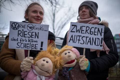 Themen der Woche Bilder des Tages Klimaschutz-Protest Berlin Mehrere hundert Menschen demonstrieren in Berlin für einen Ausstieg aus der Kohleenergie. Zum Ende der Koalitionsverhandlungen zwischen CDU CSU und SPD bilden die Aktivisten symbolisch eine Rote Linie um das Willy-Brandt-Haus. Berlin Berlin Deutschland