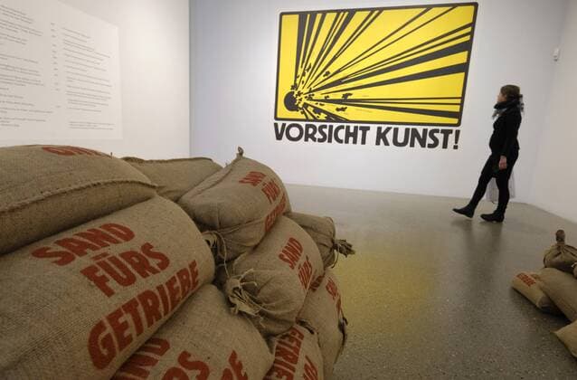 Themen der Woche Bilder des Tages Sand fuers Getriebe lautet der Titel einer umfangreichen Retrospektive im Folkwang Museum in Essen zum 80. Geburtstag des Plakatkuenstlers Klaus Staeck (Foto vom 07.02.18). Die Folkwang-Ausstellung, die am Freitag (09.02.18) beginnt, zeigt bis 8. April neben den fruehen Grafiken aus den 60ern und einigen Objekte mehr als 200 Plakate aus dem Zeitraum 1971 bis heute. (Siehe epd-Meldung vom 07.02.18) Klaus Staeck im Folkwang-Museum: Sand fuers Getriebe