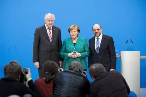 Themen der Woche Angela Merkel, Horst Seehofer und Martin Schulz posieren fuer die Fotografen am Ende einer Pressekonferenz zur Ankuendigung des Erreichten Kompromiss beim Koalitionsvertrag in der CDU-Bundesparteizentrale Konrad-Adenauer-Haus in Berlin am 7. Februar 2018. Koalitionsverhandlungen in Berlin