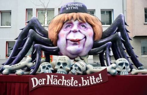 Themen der Woche Bilder des Tages Rosenmontagszug in Düsseldorf - Themenwagen von Jacques Tilly Deutschland, NRW, Düsseldorf, Rosenmontagszug, Themenwagen von Jaques Tilly: Angela Merkel als Schwarze Witwe: Der Nächste bitte!