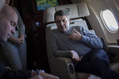 Themen der Woche Bilder des Tages Sigmar Gabriel, SPD, Bundesaussenminister, aufgenommen bei einem Hintergrundgespraech mit Journalisten auf dem Flug nach Belgrad, 14.02.2018. Belgrad Serbia Copyright: xFlorianxGaertnerx