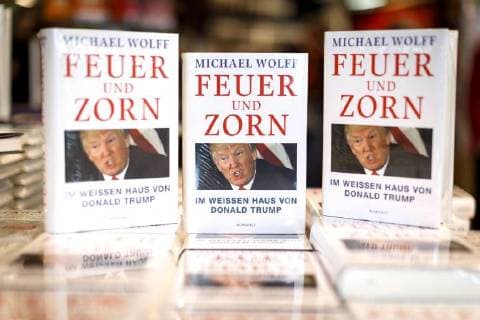 Themen der Woche Bilder des Tages Die deutsche Ausgabe des Buchs Fire und Fury von US-Autor Michael Wolff in einer Buchhandlung am Neumarkt. Köln, 16.02.2018