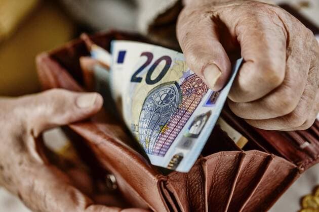 Seniorin zieht einen 20 Euro Schein aus ihrem Portemonnaie, Deutschland, Europa Copyright: imageBROKER JanxTepass ibxjte04634740.jpg