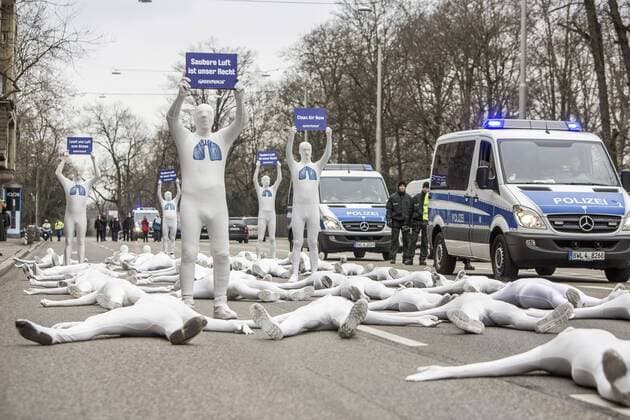 Themen der Woche Bilder des Tages DEU; Deutschland, Stuttgart, 19.02.2018: Die Umweltorganisation Greenpeace demonstriert auf der Bundesstraße 14 in Stuttgart. Rund 40 Aktivisten fordern saubere Luft - nicht nur an der Feinstaub-Hauptstraße der Republik. Das Neckartor in Stuttgart gilt als die am stärksten belastete Straße in Deutschland. Â