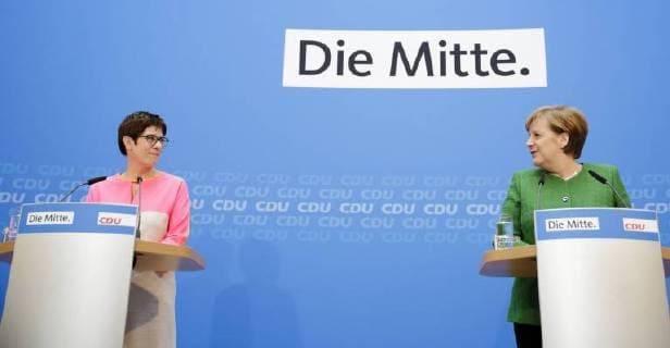 Themen der Woche Bilder des Tages Bundeskanzlerin Angela Merkel (r), CDU, spricht im Rahmen einer Pressekonferenz gemeinsam mit Annegret Kramp-Karrenbauer, CDU, Saarlands Ministerpraesidentin. Merkel hat Kramp-Karrenbauer als kuenftige CDU-Generalsekretaerin vorgeschlagen. 19.02.2018, Berlin. Berlin Deutschland