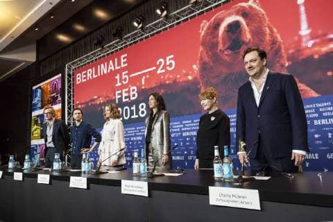Themen der Woche Bilder des Tages Karsten Stöter, Robert Gwisdek, Marie Bäumer, Emily Atef, Birgit Minichmayr, Charly Hübner auf der Pressekonferenz zur Premiere von 3 Tage in Quiberon auf der Berlinale am 19.2.2018 in Berlin Karsten Stöter, Robert Gwisdek, Marie Bäumer, Emily Atef, Birgit Minichmayr, Charly Hübner auf der Pressekonferenz zur Premiere von 3 Tage in Quiberon auf der Berlinale am 19.2.2018 in Berlin
