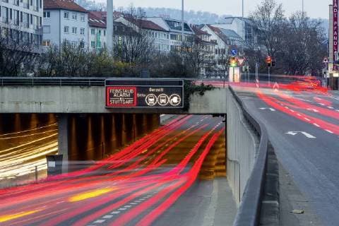 Themen der Woche Bilder des Tages DEU; Deutschland, Stuttgart, 19.02.2018: Feinstaubalarm in Stuttgart. Autofahrer werden aufgefordert, freiwillig auf OePNV umzusteigen. Zudem soll auf Komfortkamine verzichtet werden. Informationsschild an der innerstädtischen Bundesstraße B 14. Â
