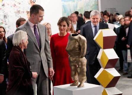 Spain s King Felipe VI (2L) and Queen Letizia (C), chat with Portuguese gallery owner Cristina Guerra (L), as they observe the sculpture He-Pop , by Austrian artist Erwin Wurm, during the opening of ARCO 2018 at Ifema exhibition site in Madrid, Spain, 22 February 2018. A total of 208 art galleries from 29 countries take part in the 37 edition of ARCO, which runs from 21 to 25 February 2018. Spanish Royals open ARCO 2018 !ACHTUNG: NUR REDAKTIONELLE NUTZUNG! Copyright: xFernandoxAlvaradox GRAF7132 20180222-636549055824310736