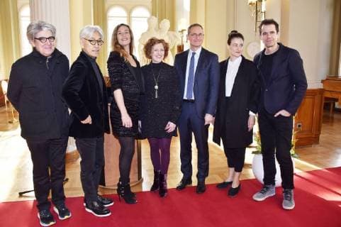 Themen der Woche Bilder des Tages Chema Prado, Ryuichi Sakamoto, Cecile de France, Stephanie Zacharek, Michael Müller, Adele Romanski und Tom Tykwer bei der Einzeichnung der Jury der 68. Internationalen Filmfestspiele Berlin in das Gästebuch von Berlin im Roten Rathaus. Berlin, 23.02.2018