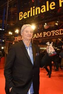Themen der Woche Bilder des Tages 68. Berlinale - Preisträger Bill Murray with the prize for Wes Anderson, winner of the Silver Bear for Best Director, after the award ceremony at the 68th Berlin International Film Festival Berlinale 2018 at Berlinale Palast on February 24, 2018 in Berlin, Germany.