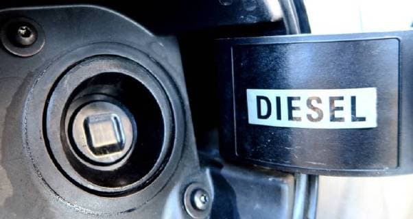 Bilder des Tages Diesel steht auf einem Tankdeckel eines Dieselfahrzeuges.