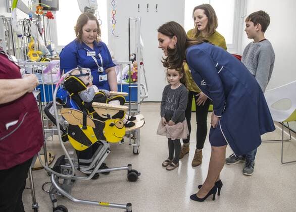 . 27 02 2018. London, United Kingdom. The Duchess of Cambridge meets ten month old Amara Kedwell- Parsons during a visit to St Thomas hospital in London.  xROTAx xi-Imagesx IIM-17089-0002