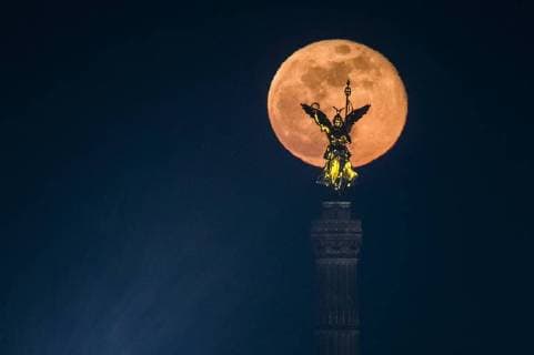 Bilder des Tages Mondaufgang vom Vollmond hinter der Goldelse (Viktoria) auf der Siegessaeule in Berlin, 02.03.2018. Berlin Deutschland