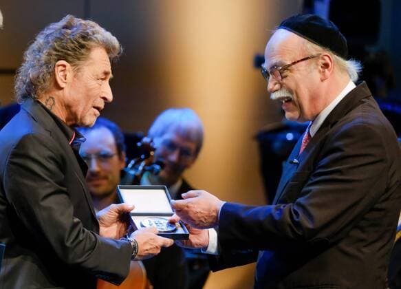 Themen der Woche Der Musiker Peter Maffay (li.) ist am Sonntag (11.03.2018) in Recklinghausen mit der Buber-Rosenzweig-Medaille ausgezeichnet worden (Foto re.: Rabbiner Andreas Nachama. Der Saenger werde fuer sein entschiedenes Eintreten gegen Antisemitismus und Rassismus gewuerdigt, erklaerte der Deutsche Koordinierungsrat der Gesellschaften fuer Christlich-Juedische Zusammenarbeit. Mit der Preisverleihung im Ruhrfestspielhaus wurde zugleich die Woche der Bruederlichkeit eroeffnet. (Siehe epd-Bericht vom 11.03.2018) Peter Maffay erhaelt Buber-Rosenzweig-Medaille
