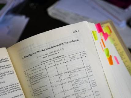Berlin, Arbeitszimmer Grundgesetz Jurist Rechtsanwalt Anwalt Richter Jura Gesetz Gesetzbuch Gesetzbücher; Gerichtsverhandlung Paragraf Paragraph; Gericht; *Model release* Berlin