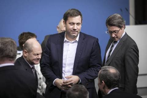 (l-r) Der designierte Bundesfinanzminister Olaf Scholz, SPD, Lars Klingbeil, Generalsekretaer der SPD, und der designierte Bundesverkehrsminister Andreas Scheuer, CSU, aufgenommen im Rahmen der Unterzeichnung vom Koalitionsvertrag zwischen SPD, CDU und CSU im Paul-Loebe-Haus in Berlin, 12.03.2018. Berlin Deutschland