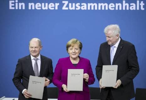 Bilder des Tages (l-r) Der designierte Bundesfinanzminister Olaf Scholz, SPD, Bundeskanzlerin Angela Merkel, CDU, und der designierte Bundesinnenminister Horst Seehofer, CSU, posieren im Rahmen der Unterzeichnung vom Koalitionsvertrag zwischen SPD, CDU und CSU im Paul-Loebe-Haus in Berlin, 12.03.2018. Berlin Deutschland