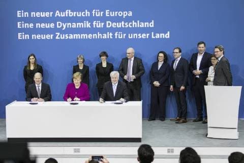 (l-r) Der designierte Bundesfinanzminister Olaf Scholz, SPD, Bundeskanzlerin Angela Merkel, CDU, und der designierte Bundesinnenminister Horst Seehofer, CSU, Volker Kauder, Vorsitzender des CDU CSU-Bundestagsfraktion, Andrea Nahles, SPD Fraktionsvorsitzende, CSU-Landesgruppenchef Alexander Dobrindt, Lars Klingbeil, Generalsekretaer der SPD, Annegret Kramp-Karrenbauer, CDU, Generalsekretaerin der CDU, und der designierte Bundesverkehrsminister Andreas Scheuer, CSU, aufgenommen im Rahmen der Unterzeichnung vom Koalitionsvertrag zwischen SPD, CDU und CSU im Paul-Loebe-Haus in Berlin, 12.03.2018. Berlin Deutschland