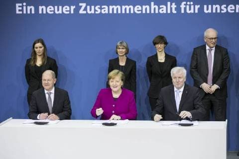 (l-r) Der designierte Bundesfinanzminister Olaf Scholz, SPD, Bundeskanzlerin Angela Merkel, CDU, und der designierte Bundesinnenminister Horst Seehofer, CSU, aufgenommen im Rahmen der Unterzeichnung vom Koalitionsvertrag zwischen SPD, CDU und CSU im Paul-Loebe-Haus in Berlin, 12.03.2018. Berlin Deutschland