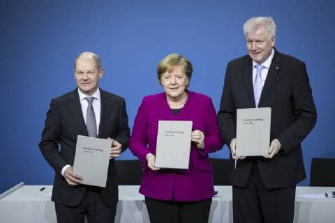 (l-r) Der designierte Bundesfinanzminister Olaf Scholz, SPD, Bundeskanzlerin Angela Merkel, CDU, und der designierte Bundesinnenminister Horst Seehofer, CSU, posieren im Rahmen der Unterzeichnung vom Koalitionsvertrag zwischen SPD, CDU und CSU im Paul-Loebe-Haus in Berlin, 12.03.2018. Berlin Deutschland