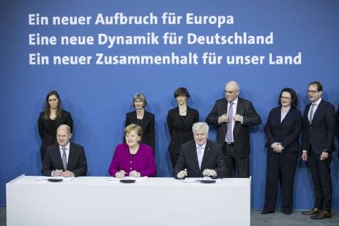(l-r) Der designierte Bundesfinanzminister Olaf Scholz, SPD, Bundeskanzlerin Angela Merkel, CDU, und der designierte Bundesinnenminister Horst Seehofer, CSU, aufgenommen im Rahmen der Unterzeichnung vom Koalitionsvertrag zwischen SPD, CDU und CSU im Paul-Loebe-Haus in Berlin, 12.03.2018. Berlin Deutschland