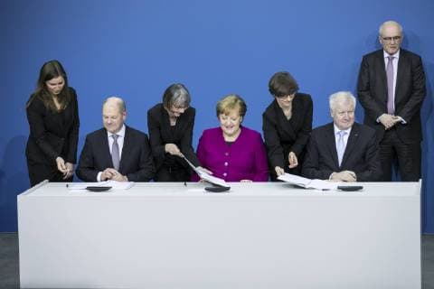 (l-r) Der designierte Bundesfinanzminister Olaf Scholz, SPD, Bundeskanzlerin Angela Merkel, CDU, und der designierte Bundesinnenminister Horst Seehofer, CSU, aufgenommen im Rahmen der Unterzeichnung vom Koalitionsvertrag zwischen SPD, CDU und CSU im Paul-Loebe-Haus in Berlin, 12.03.2018. Berlin Deutschland