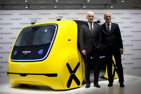 Bilder des Tages Bilder des Tages Deutschland, Berlin, Jahrespressekonferenz der Volkswagen AG, Matthias Müller, Frank Witter am VW Sedric, 13.03.2018