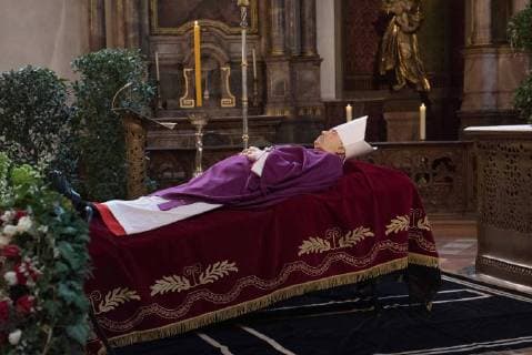 Bilder des Tages Bilder des Tages Der verstorbene fruehere Mainzer Bischof Kardinal Karl Lehmann ist am Dienstag (13.03.18) in der Augustinerkirche in Mainz aufgebahrt. Bis zum 20. Maerz koennen Menschen dort von Lehmann Abschied nehmen. Am 21. Maerz soll der Verstorbene in einem Trauerzug in den nahe gelegenen Mainzer Dom uebergefuehrt und nach einem Gottesdienst in der Bischofsgruft bestattet werden. Der populaere Kardindal war am fruehen Sonntagmorgen im Alter von 81 Jahren in seinem Mainzer Haus gestorben. Der ehemalige Vorsitzende der katholischen Deutschen Bischofskonferenz galt in den vergangenen Jahrzehnten als einer der praegendsten Repraesentanten der katholischen Kirche in Deutschland. (Siehe epd-Meldung vom 13.03.18) Verstorbener Kardinal Karl Lehmann in Mainz aufgebahrt