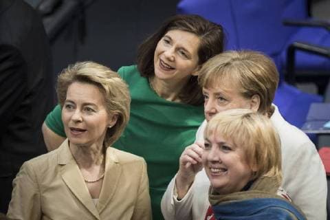 Bilder des Tages Die designierte Bundesverteidigungsministerin Ursula von der Leyen (L), CDU, Katrin Goering-Eckardt (oR), Buendnis 90 Die Gruenen Fraktionsvorsitzende, Bundeskanzlerin Angela Merkel (mR), CDU, und Bundestagsvizepraesidentin Claudia Roth (uR), aufgenommen im Rahmen der Wahl des Bundeskanzlers in Berlin, 14.03.2018. Berlin Deutschland