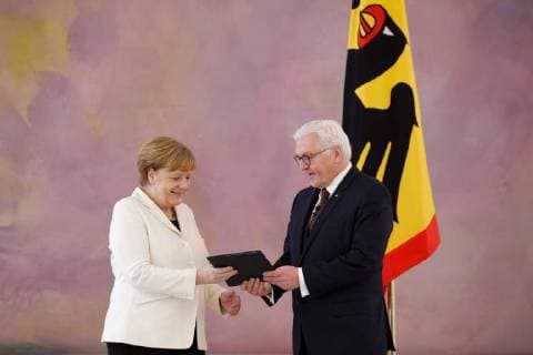 Bilder des Tages Bundeskanzlerin Angela Merkel, CDU, erhaelt im Schloss Bellevue die Ernennungsurkunde von Bundespraesident Frank-Walter Steinmeier. Berlin, 14.03.2018. Berlin Deutschland