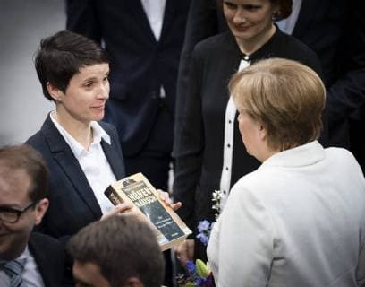 Bilder des Tages Frauke Petry (L), AfD, schenkt Bundeskanzlerin Angela Merkel, CDU, ein Buch mit dem Titel Hoehenrausch im Rahmen der Vereidigung der neuen Bundesregierung in Berlin, 14.03.2018. Berlin Deutschland