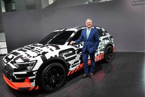 Rupert STADLER (Vorstandsvorsitzender), posiert an einem Audi e-TRON,Elektroauto, Jahrespressekonferenz 2018 der Audi AG Aktiengesellschaft in Ingolstadt am 15.03.2018.