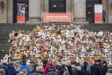 Kinder und Jugendliche haben am Donnerstag (15.03.18) auf der Treppe zum Konzerthaus am Berliner Gendarmenmarkt ein Mahnmal aus 740 gespendeten Teddybaeren errichtet. Mit derTeddybaeren-Aktion hat die Hilfsorganisation World Vision Deutschland zum siebten Jahrestag des Kriegsbeginns auf das Leid der Kinder in Syrien aufmerksam gemacht. Bei dem Mahnmal steht jeder Teddy fuer 1.000 Kinder im Schulalter auf der Flucht. Die Baeren sollen anschliessend an gefluechtete Kinder in Berlin und in Jordanien verteilt werden. (Siehe epd-Meldung vom 15.03.2018) Syrien-Mahnmal aus 740 Teddybaeren
