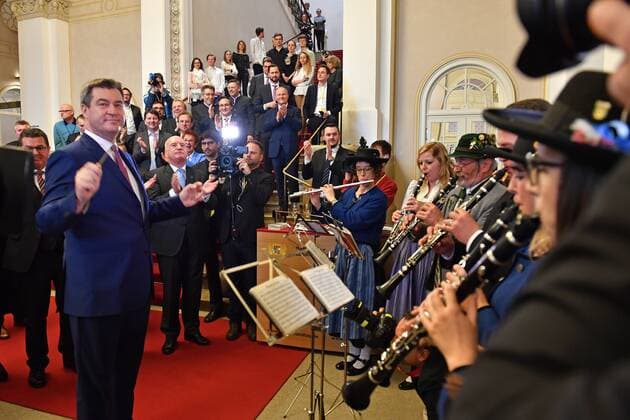 Markus SOEDER (Ministerpraesident Bayern). dirigiert eine Trachtenkapelle ,die den bayerischen Defiliermarsch spielt. Wahl und Vereidigung des neuen Bayerischen Ministerpraesidenten am 16.03.2018 im Bayerischen Landtag,Maximilianeum in Muenchen,126.Sitzung des Bayerischen Landtgags.