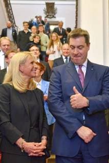 Markus SOEDER (Ministerpraesident Bayern) mit Ehefrau Karin Baumueller Soeder,thumb up,Daumen hoch, Wahl und Vereidigung des neuen Bayerischen Ministerpraesidenten am 16.03.2018 im Bayerischen Landtag,Maximilianeum in Muenchen,126.Sitzung des Bayerischen Landtgags.