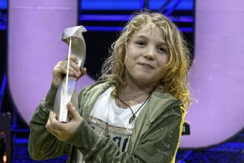 Bilder des Tages Dein Song - das Jubiläumsfinale. Gewählt wurde der Songwriter des Jahres 2018. Format des ZDF für den Kinderkanal KIKA. Nach Bekanntgabe der Abstimmung, aus welcher der zehnjährige Jonah aus Düsseldorf als Sieger hervorging, spielt dieser bei ausgelassener Stimmung den Siegertitel zum Abschluss noch einmal. Der Titel des Siegertitels lautet Ich möchte nicht mehr zuschauen und ist ausgesprochen politisch. Im Bild der Sieger des Finales, Jonah mit Pokal. Köln Nordrhein-Westfalen Deutschland