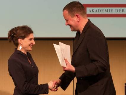 Kunstpreis 2018 Preisverleihung der _Jubiläumsstiftung 1848 1948_am 18.03.2018 in der Akademie der Künste Berlin_Daniela Danz_LIteratur_links_bei der Preisübergabe durch Klaus Lederer-Senator für Kultur und Europa