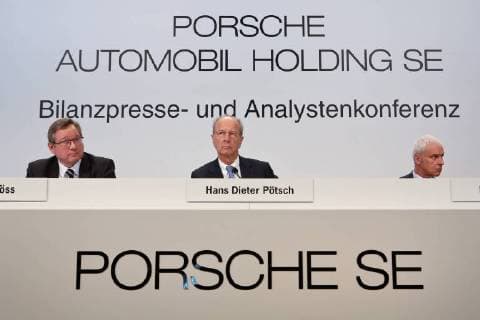 Themen der Woche Bilder des Tages 20.03.2018, Stuttgart,DEU, Bilanzpressekonferenz der Porsche Automobil Holding SE. Manfred Doess, Mitglied des Vorstandes Porsche SE, Hans Dieter Poetsch, Finanzvorstand Porsche SE, und Matthias Mueller, Vorsitzender des Vorstandes Porsche SE,